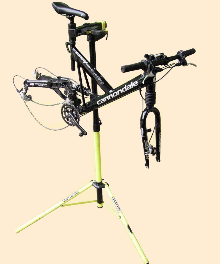 Fahrrad in einer Werkstatt, montiert auf einem Ständer zur Wartung.