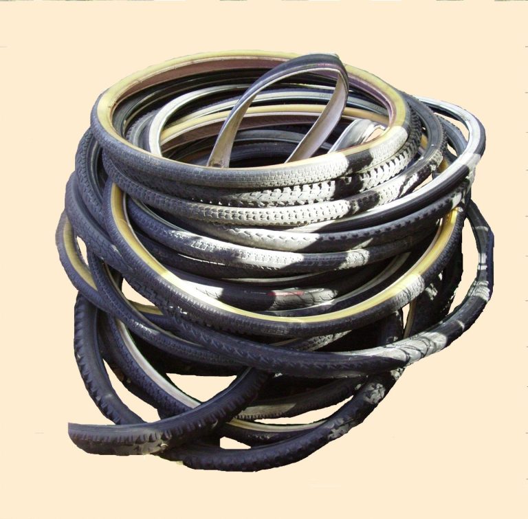 Ein Geflecht aus verschiedenen Fahrradreifen, lose übereinander gelegt.